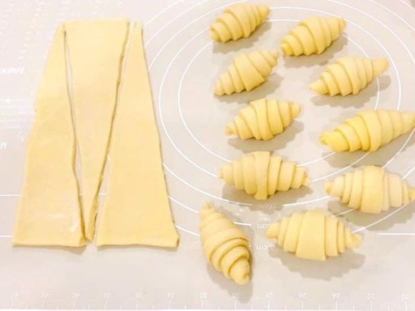 Tạo hình bánh croissant đặc trưng