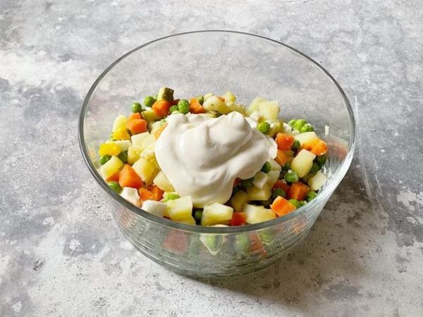 Các bước thực hiện Salad Nga tại nhà