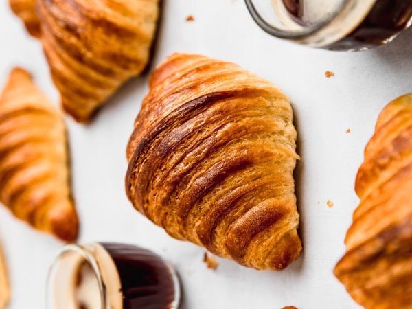 Croissant có hương vị bơ thơm ngon với lớp vỏ giòn rụm