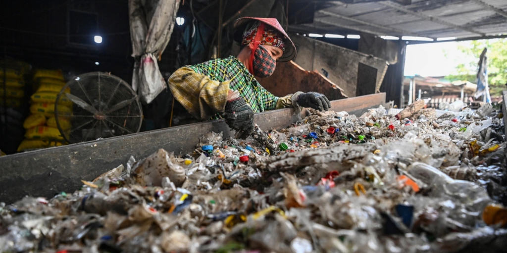 Hà Nội miễn tiền thuê đất, phí cho doanh nghiệp làm sản phẩm tái chế