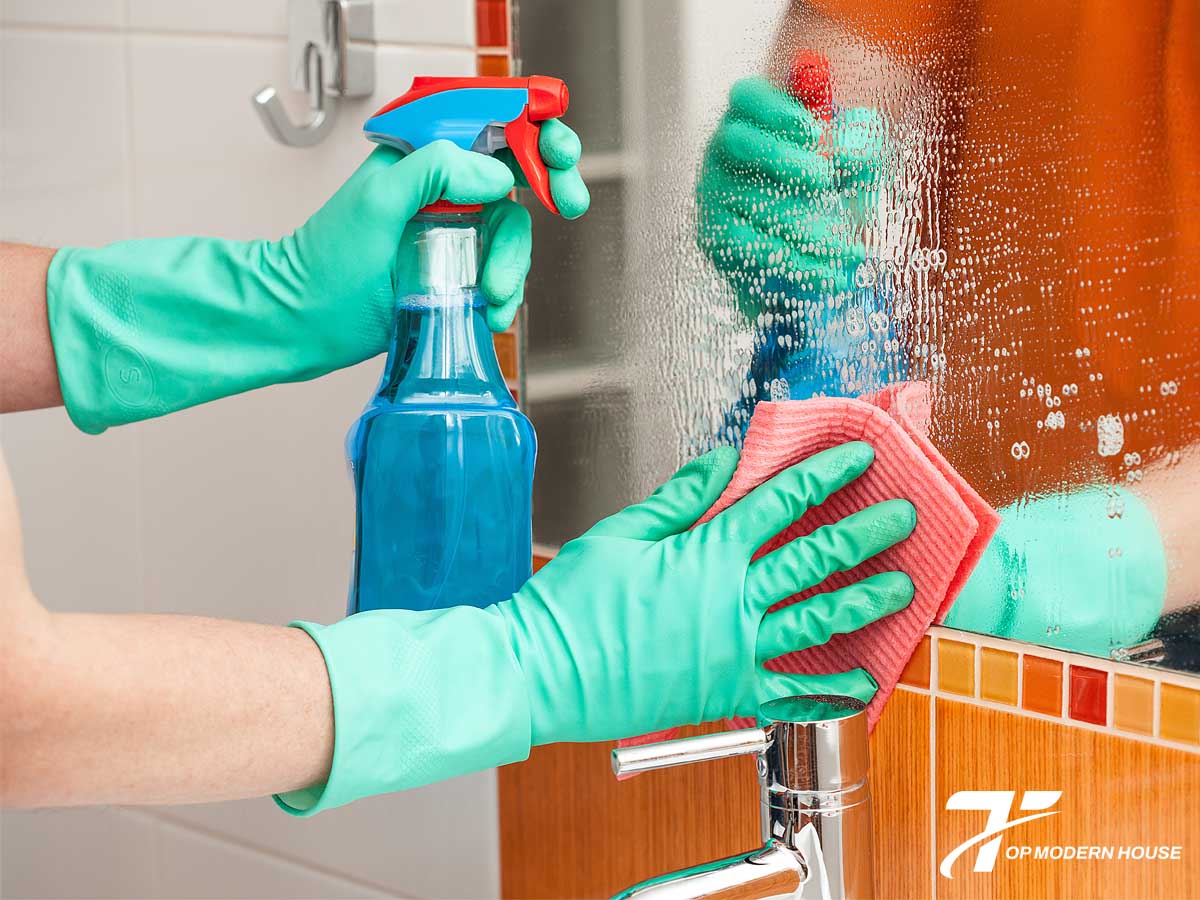 Dùng dung dịch làm sạch gương tắm chuyên dụng giúp loại bỏ vết ố, hơi nước và giữ bề mặt gương luôn sáng rõ.