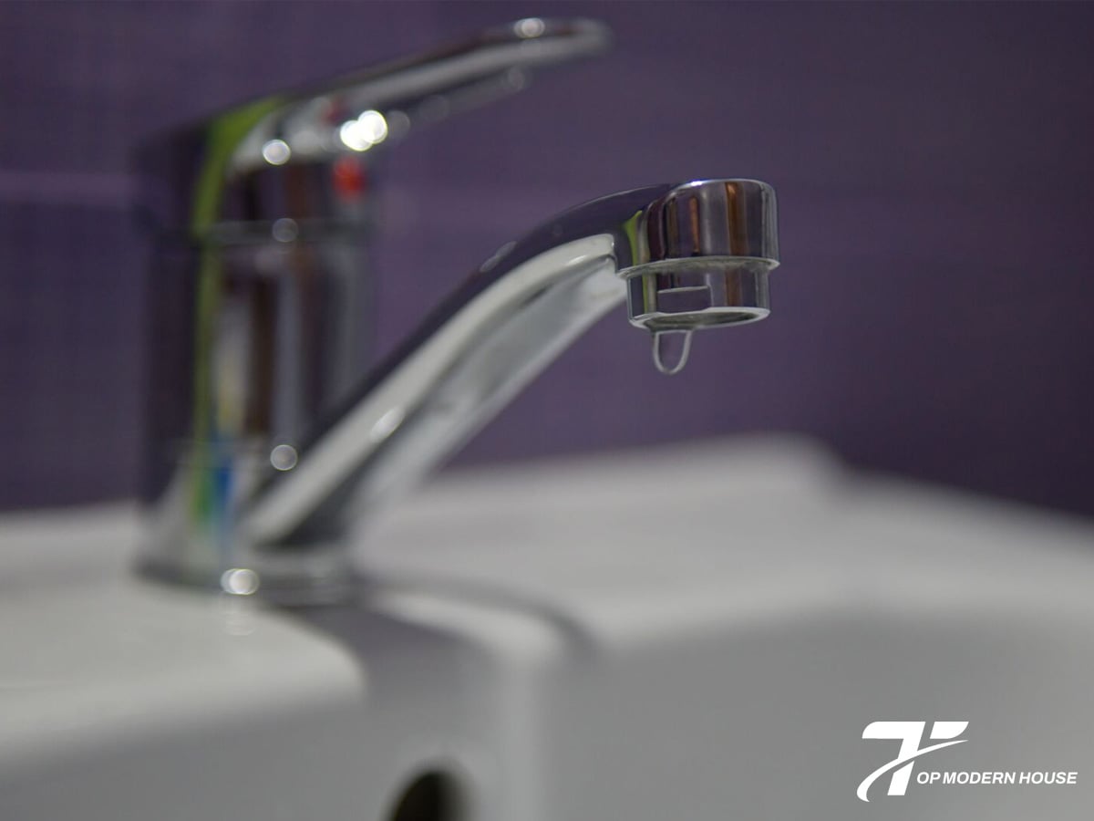 Áp lực nước yếu là nguyên nhân phổ biến khiến vòi chậu xả nước chậm và không đều.