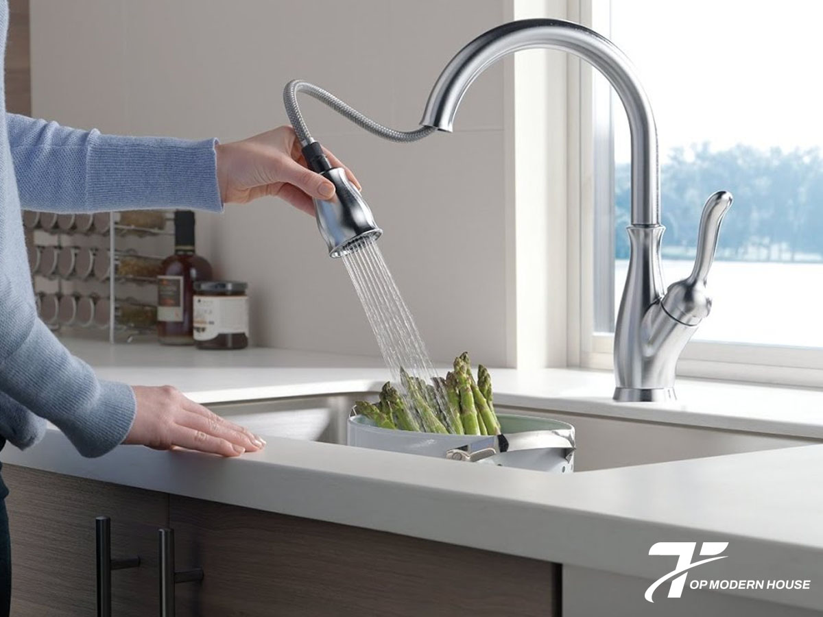 Thường xuyên kiểm tra gioăng cao su, siết chặt các khớp nối và vệ sinh định kỳ để ngăn ngừa vòi rửa bát bị rỉ nước.