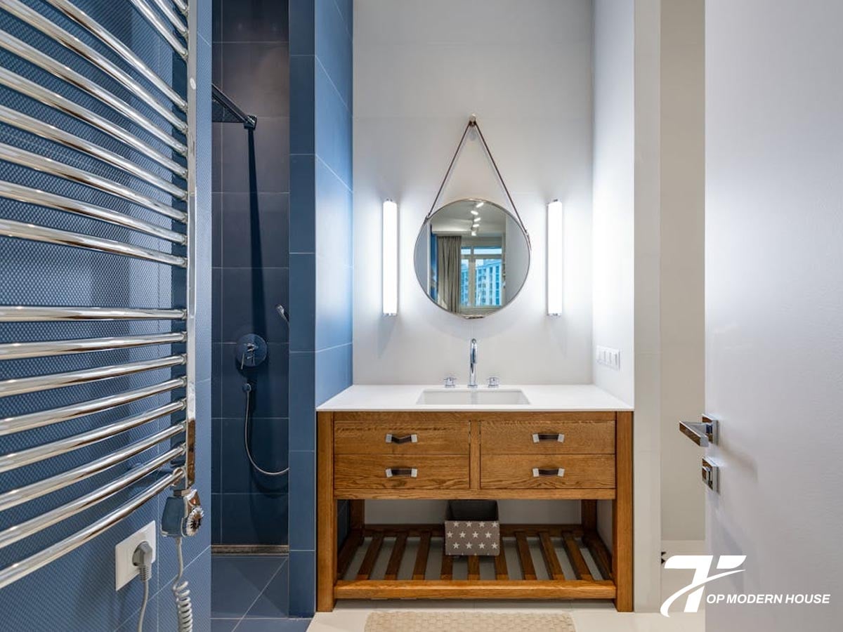 Phòng tắm xanh dương kết hợp lavabo đá trắng tạo điểm nhấn sáng sủa và hài hòa.