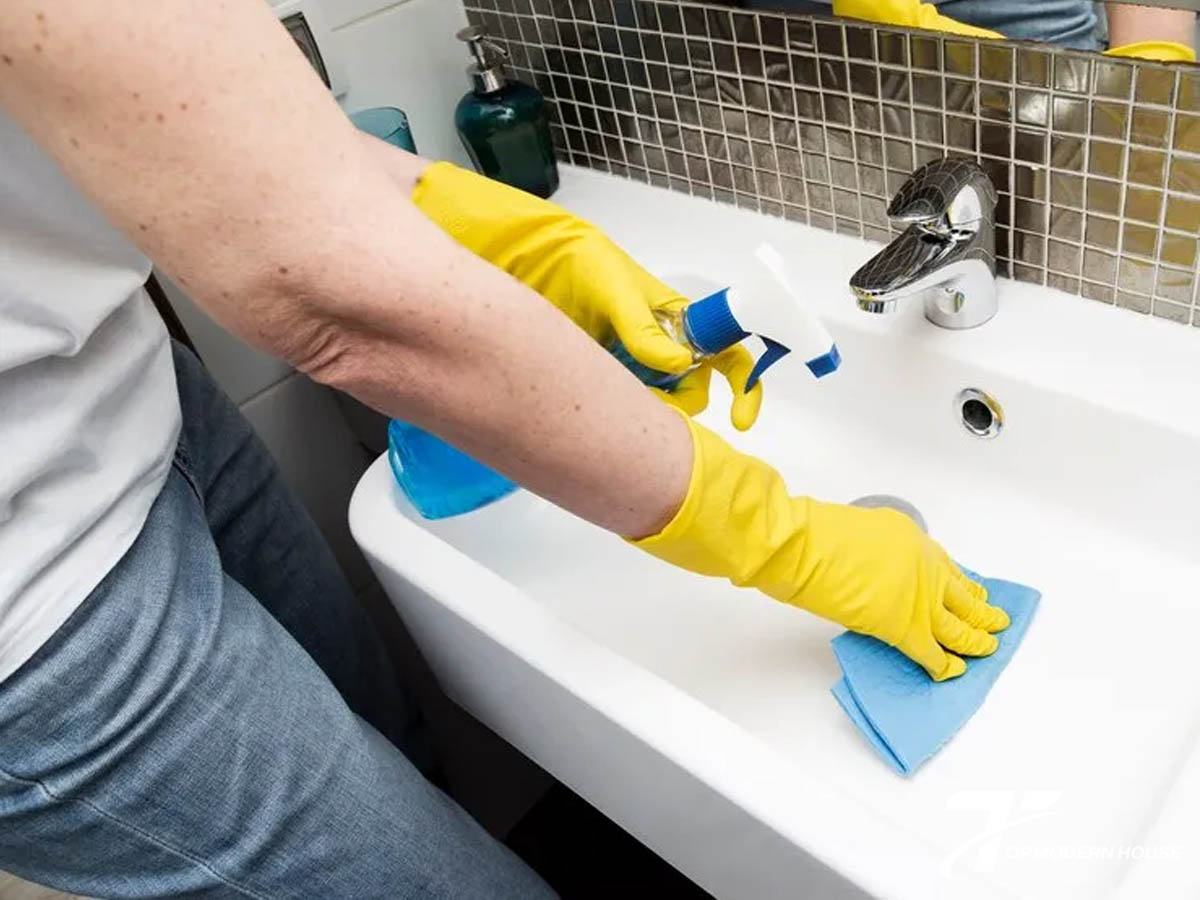 Dung dịch chuyên dụng giúp làm sạch hiệu quả chậu rửa mặt mà vẫn bảo vệ lớp men sứ sáng bóng lâu dài.