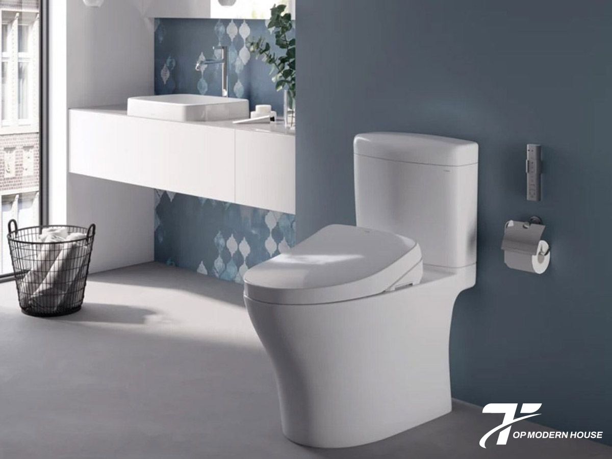 Bồn cầu 2 khối TOTO có thiết kế hiện đại, xả mạnh mẽ, tiết kiệm nước và dễ dàng lắp đặt, phù hợp với nhiều không gian vệ sinh.