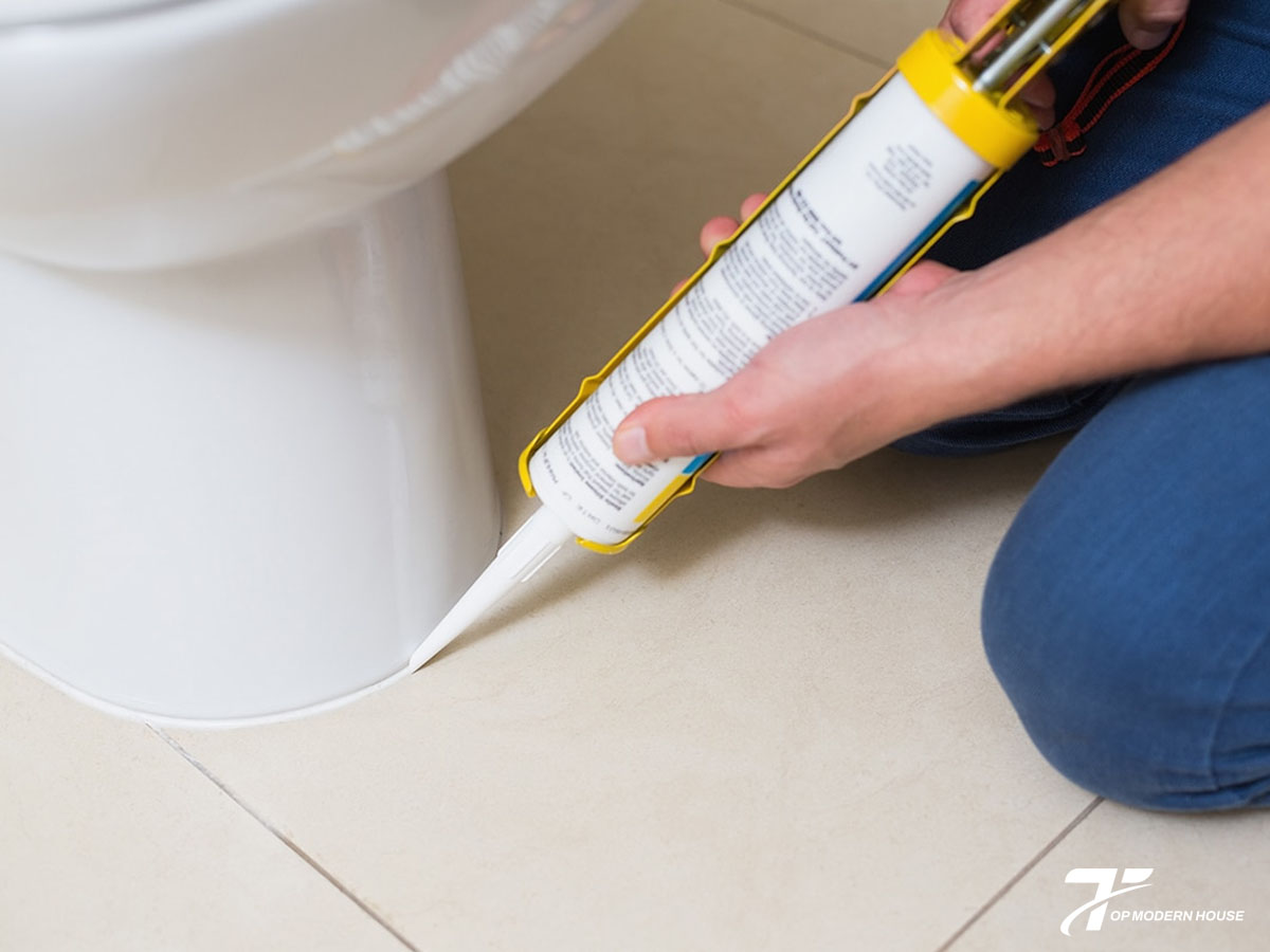 Xử lý mùi hôi do bồn cầu hở bằng cách kiểm tra và thay gioăng, siết chặt các khớp nối hoặc bơm keo chống hở.