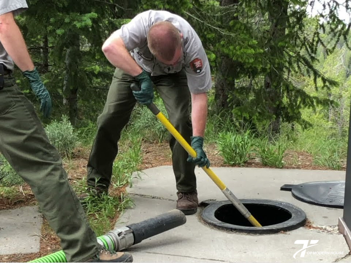 Khắc phục bồn cầu bị hôi do bể phốt đầy bằng cách hút bể phốt định kỳ và kiểm tra hệ thống thoát khí.