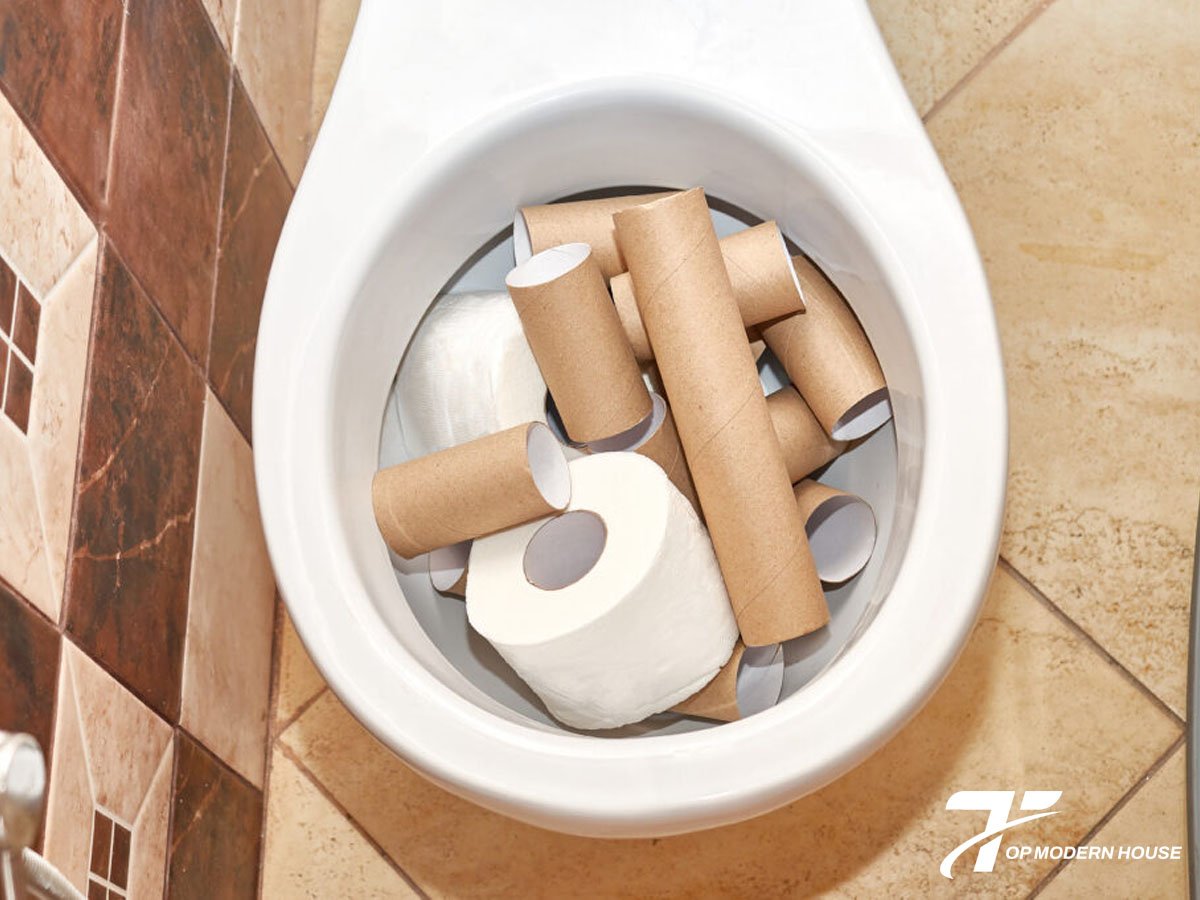Nước xả chảy chậm, trào ngược hoặc không rút là dấu hiệu bồn cầu bị tắc do giấy vệ sinh.