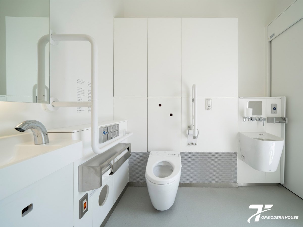 Bồn cầu thông minh có nắp rửa tự động giúp người già dễ dàng vệ sinh cá nhân mà không cần thao tác phức tạp.