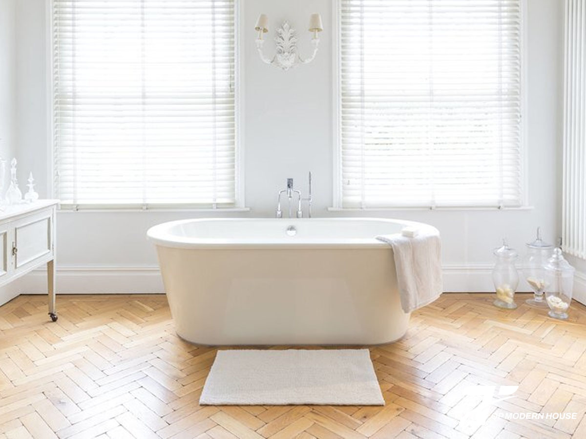 Bồn tắm Caesar nổi bật với kiểu dáng hiện đại tinh gọn, chất liệu cao cấp và công nghệ tiên tiến, mang đến sự sang trọng và thoải mái cho người dùng.