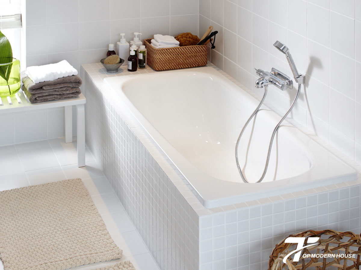 Bồn tắm yếm trái hoặc yếm phải là loại có tấm yếm che ở một bên tùy theo vị trí lắp đặt, giúp lắp sát tường gọn gàng và thẩm mỹ.