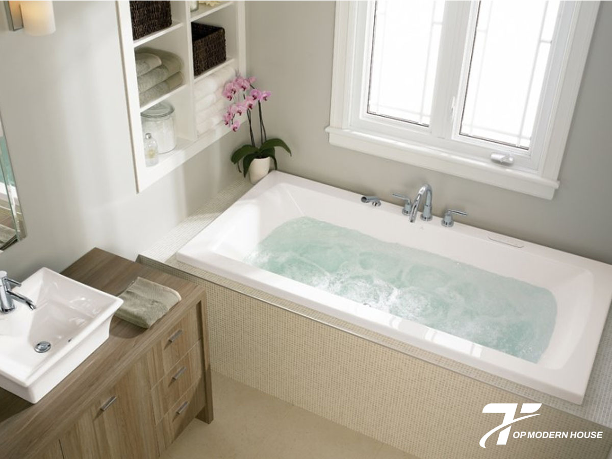 Bồn tắm ngọc trai massage kết hợp lớp phủ sáng bóng cao cấp với hệ thống sục khí và vòi phun nước, mang đến trải nghiệm thư giãn sang trọng và đẳng cấp tại nhà.