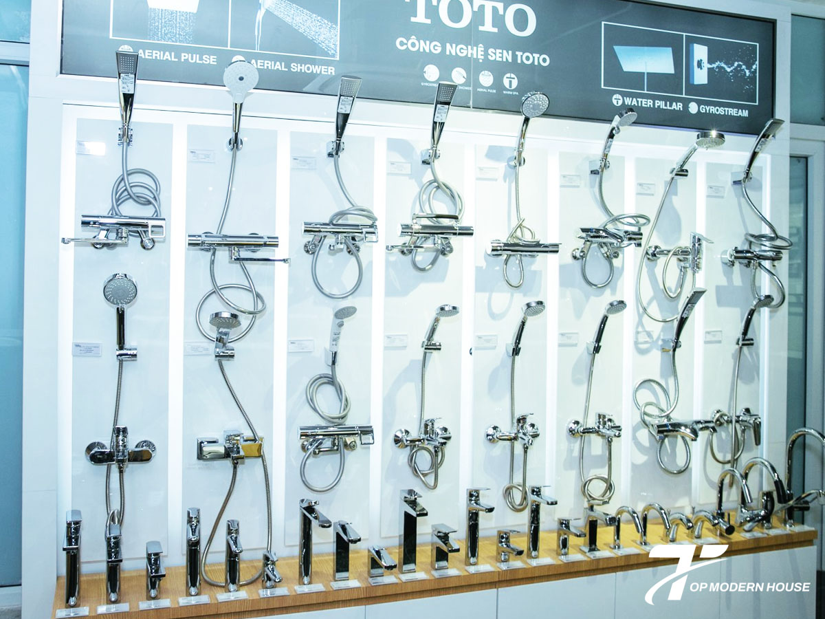 Củ sen nóng lạnh TOTO đa dạng mẫu mã với nhiều kiểu dáng âm tường, nổi tường và chất liệu cao cấp, phù hợp mọi phong cách phòng tắm.