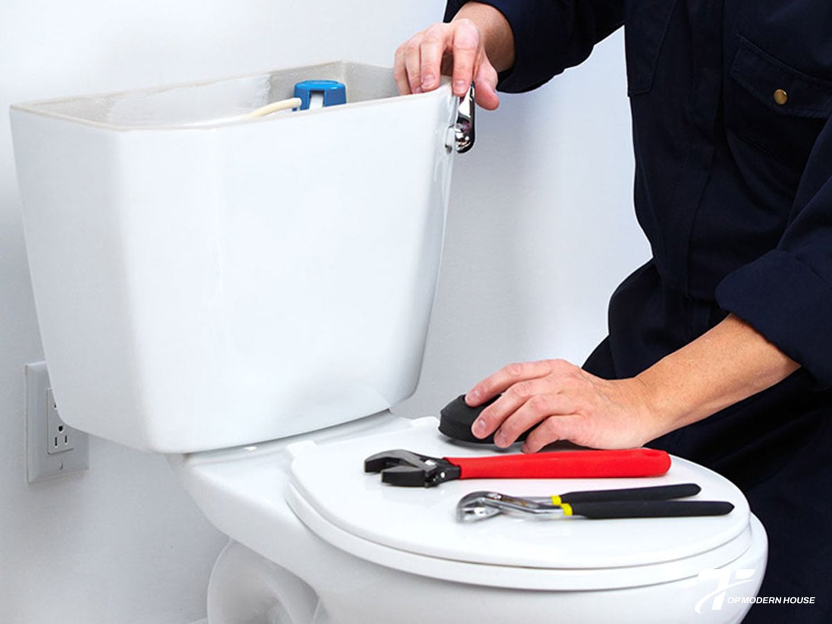 Chỉnh phao bằng cách hạ thấp phao nổi hoặc vặn vít điều chỉnh để giảm mực nước trong két, giúp tiết kiệm nước tối đa.