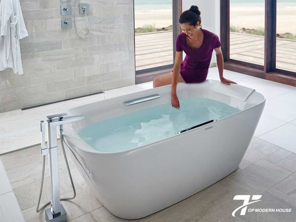 Chỉ cần xả nước đến mức phù hợp, điều chỉnh nhiệt độ mong muốn rồi ngâm mình thư giãn trong bồn.