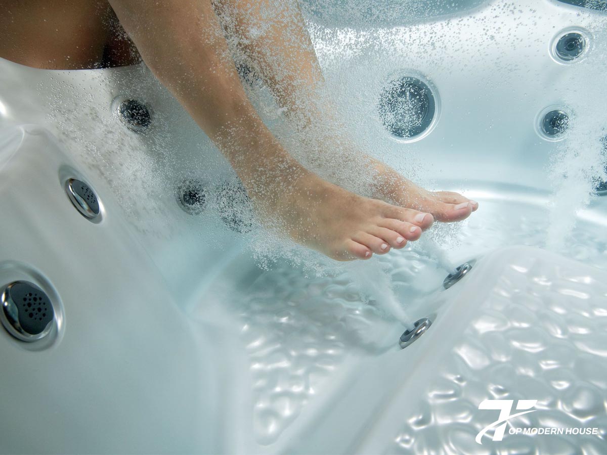 Bồn massage giúp cải thiện các vấn đề về xương khớp nhờ tác dòng nước massage nhẹ nhàng.