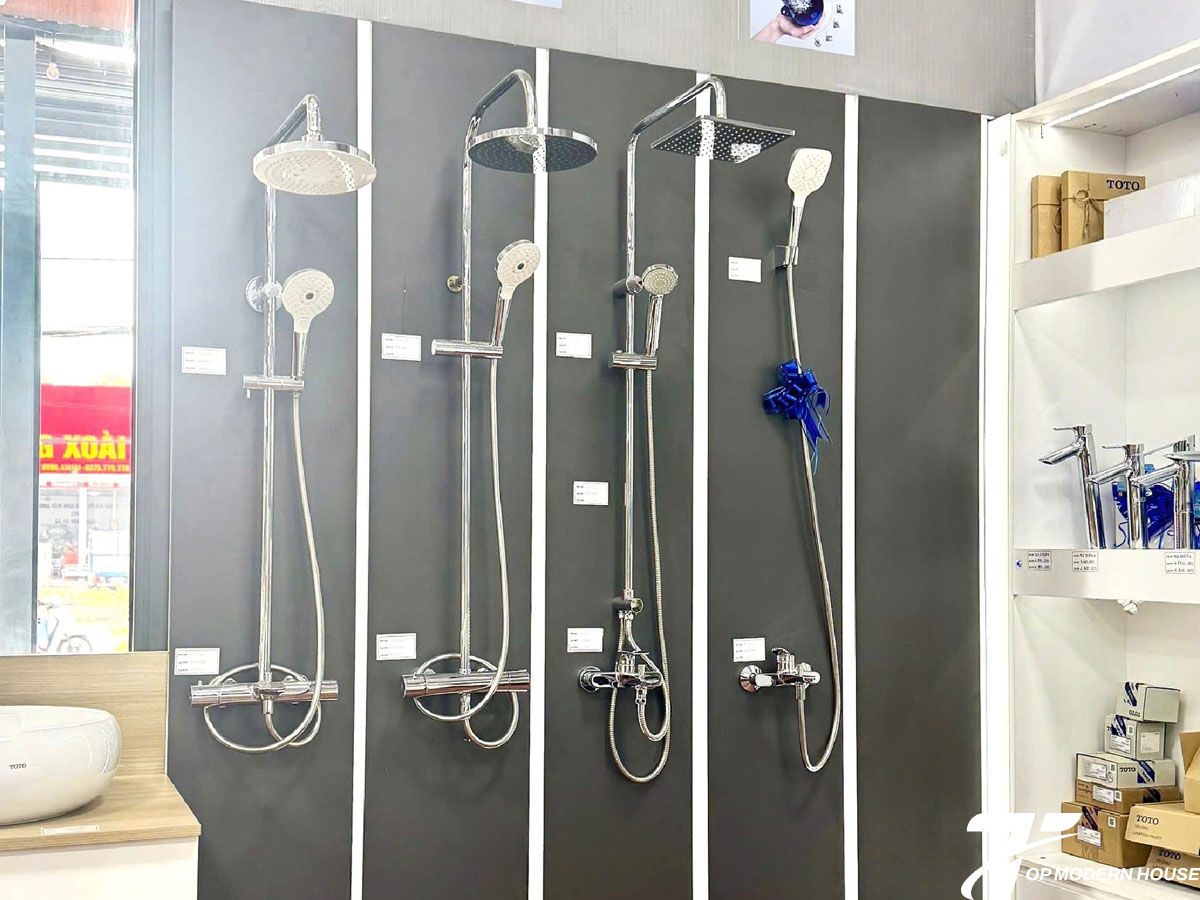 Cần sen cây TOTO thiết kế chắc chắn, tiện dụng, tích hợp vòi xả bồn và tay sen linh hoạt, mang lại trải nghiệm tắm hiện đại và thoải mái.