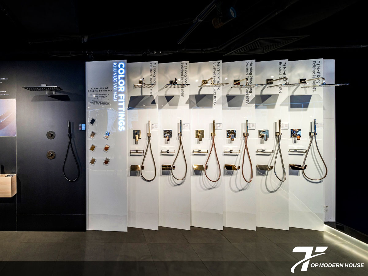 Bát sen gắn tường TOTO gồm thân inox, mặt sen rộng, lỗ thoát nước đều và bộ điều chỉnh lưu lượng.