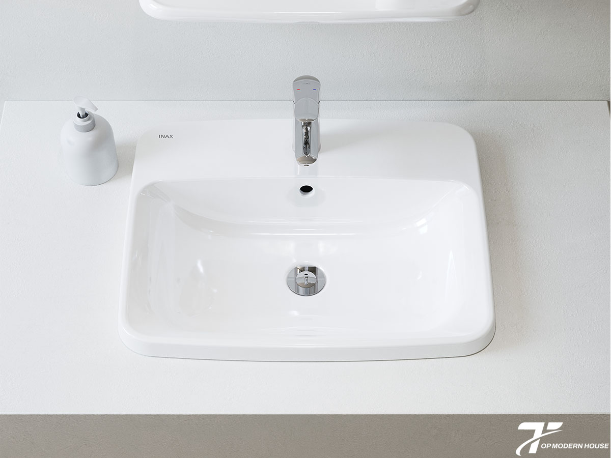 Chậu rửa mặt dương vành dễ lắp đặt, phần vành chậu nổi trên mặt bàn tạo điểm nhấn tinh tế cho không gian.