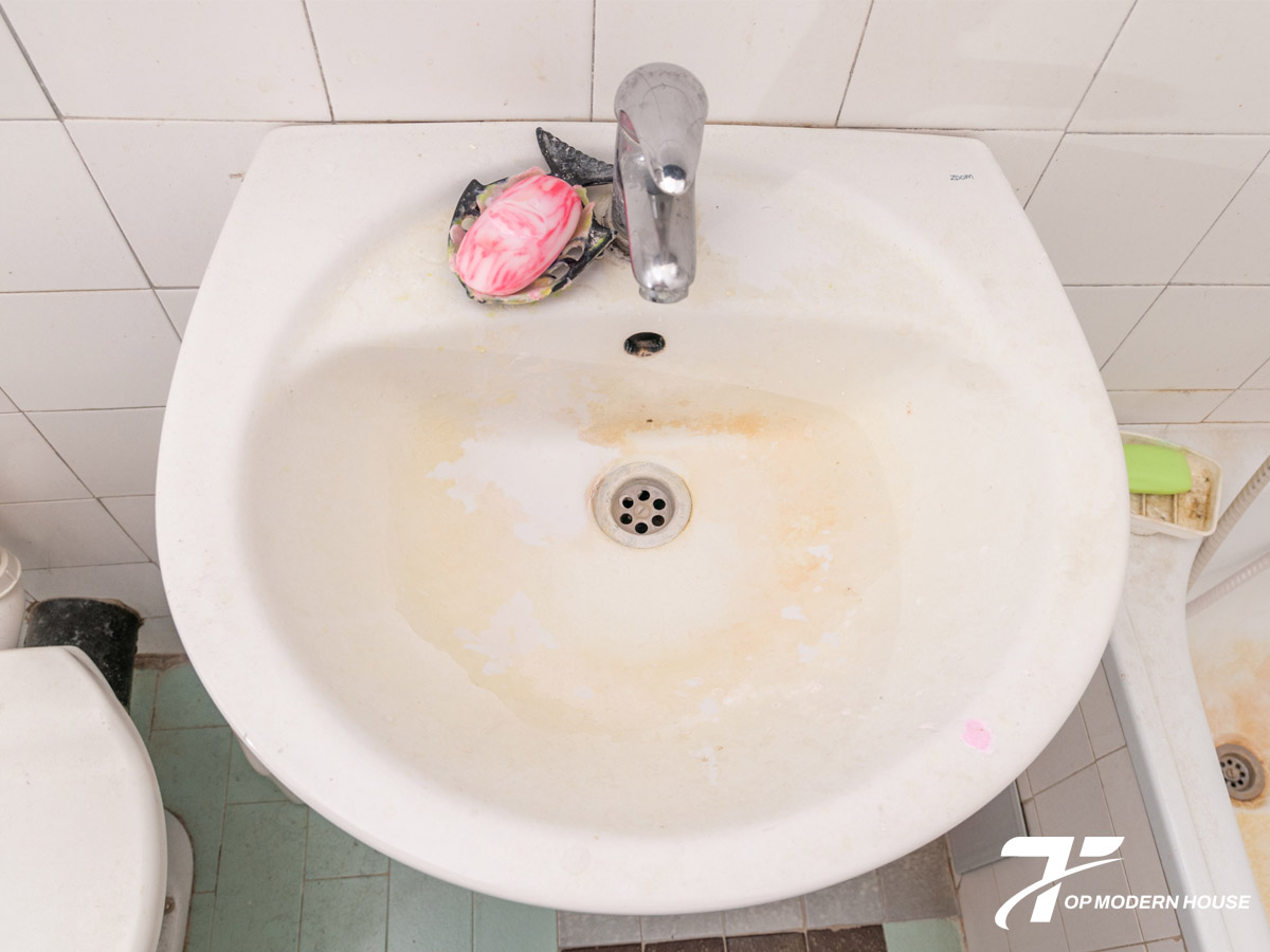 Các vết bẩn thường gặp trên chậu rửa mặt gồm cặn xà phòng, vết ố vàng, tóc rụng và cặn khoáng từ nước.