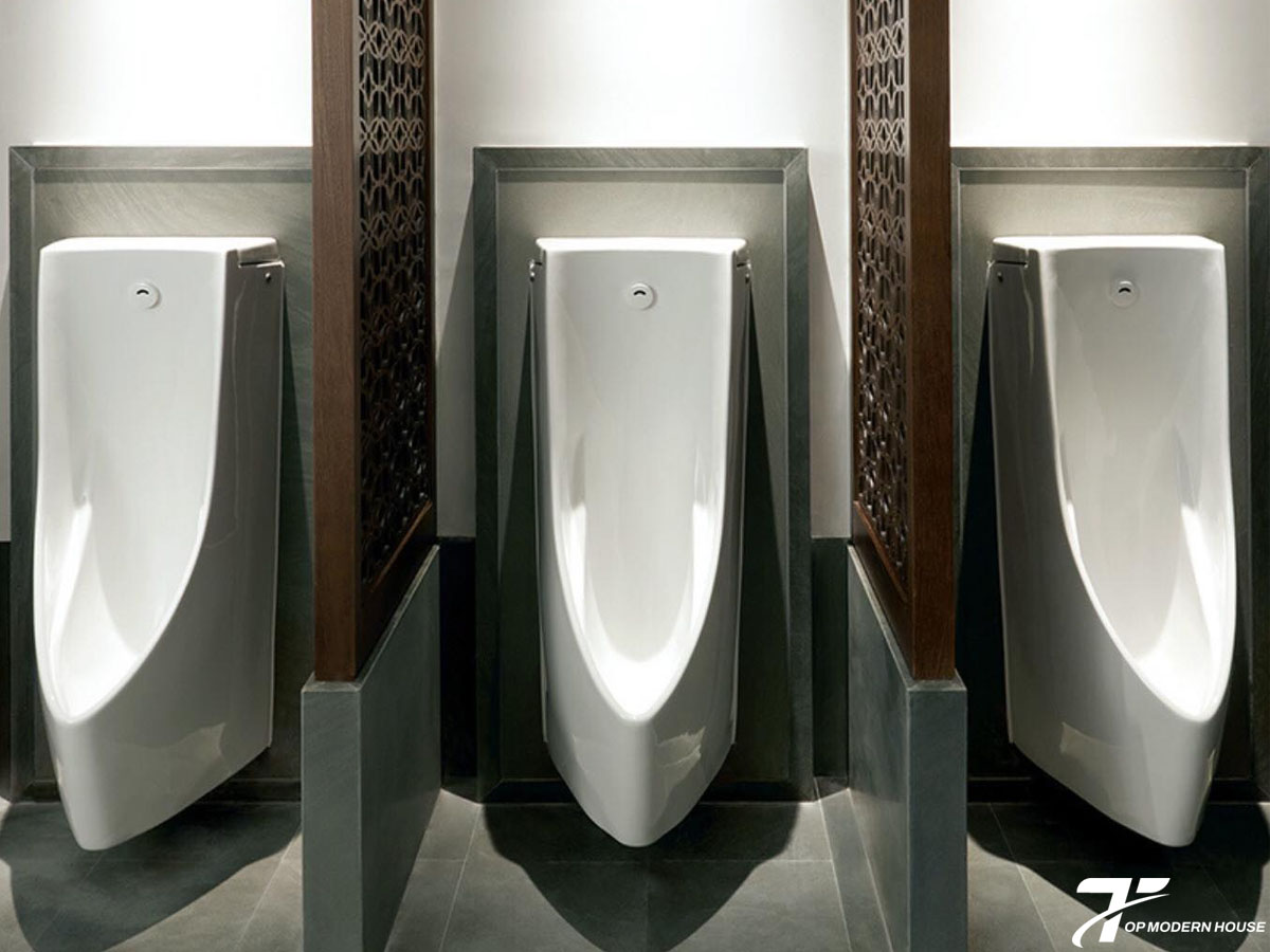 Nên ưu tiên bồn tiểu nam làm từ sứ cao cấp, chống bám bẩn để dễ vệ sinh và luôn sáng đẹp.