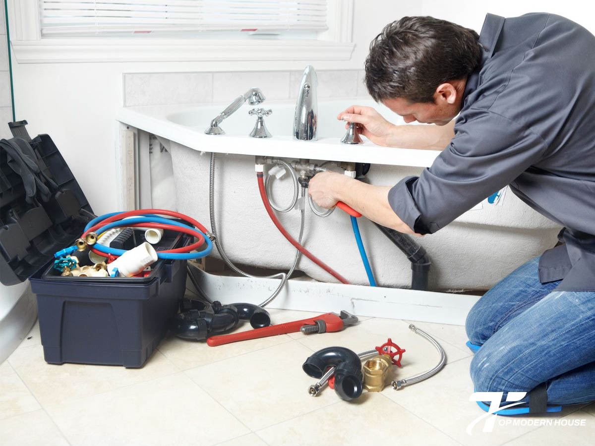 Cần chuẩn bị đầy đủ dụng cụ như thước đo, máy khoan, keo silicone, cờ lê, tua vít và bộ xả trước khi lắp đặt bồn tắm để đảm bảo thi công chính xác, an toàn.