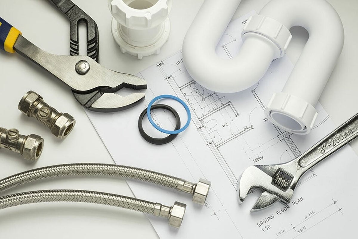 Chuẩn bị đầy đủ các dụng cụ lắp đặt bồn tắm cần thiết