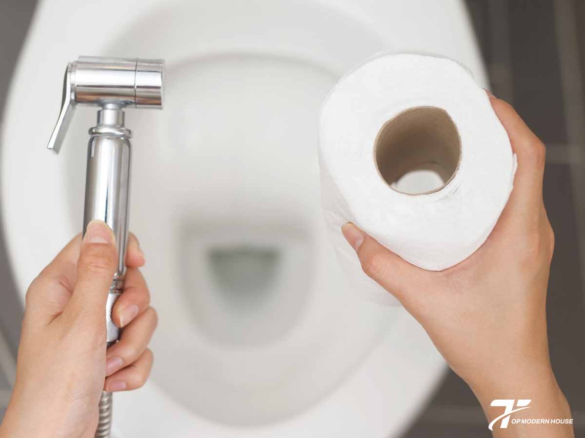 Dùng vòi xịt hay giấy khi đi vệ sinh thì tốt nhất