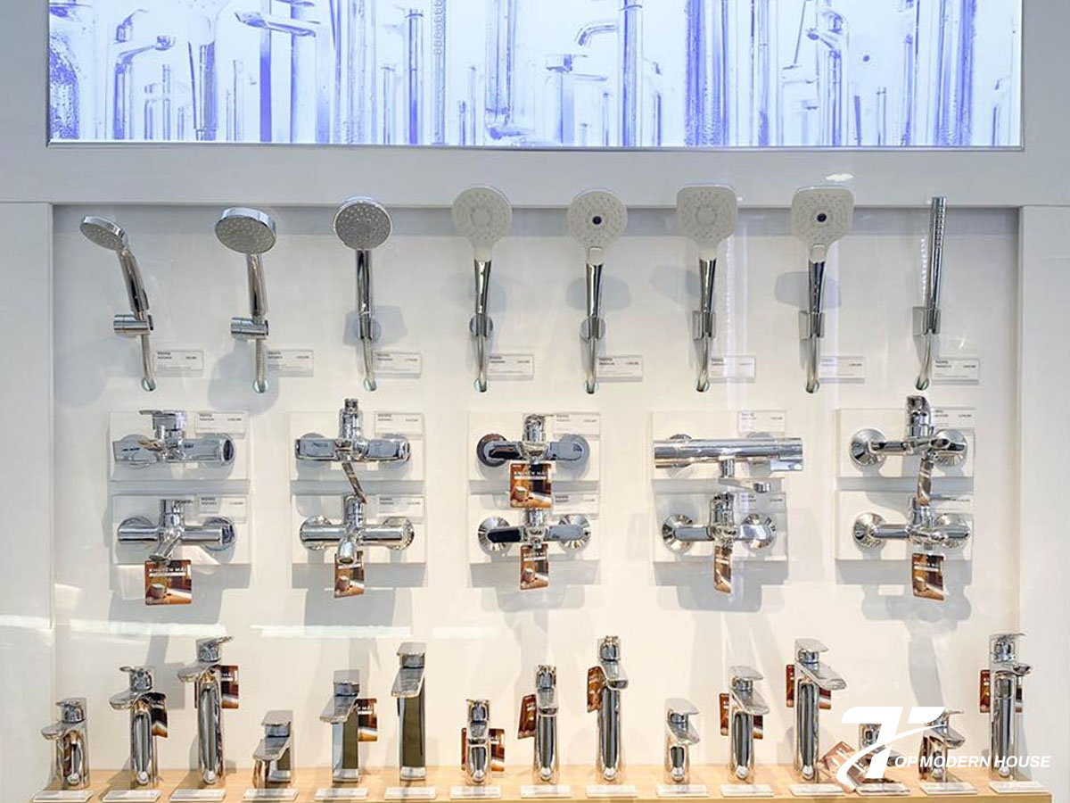 Củ sen nóng lạnh TOTO điều chỉnh nhiệt độ linh hoạt, giúp tắm thoải mái và an toàn.