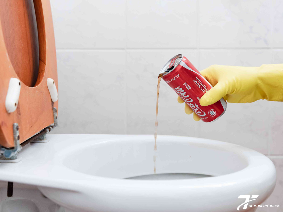 Coca Cola có thể tạm thời hỗ trợ thông tắc bồn cầu nhẹ nhờ tính axit, nhưng không hiệu quả với các tắc nghẽn nghiêm trọng.