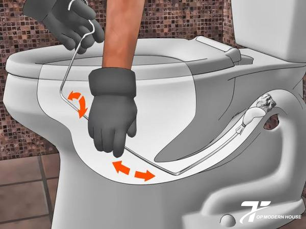 Xử lý bồn cầu bị nghẹt bằng móc quần áo kim loại