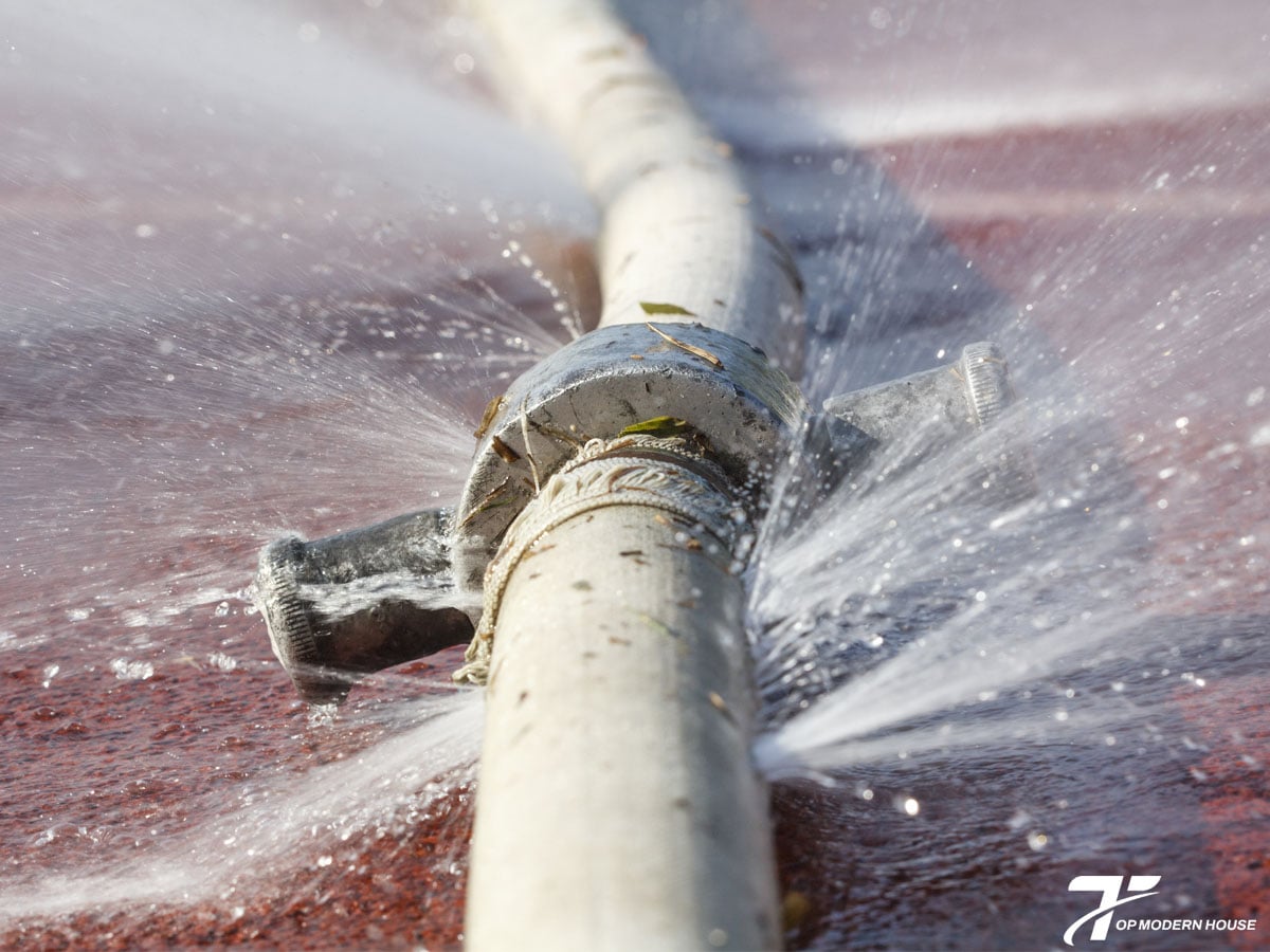 Nguồn cấp nước yếu, van khóa bị đóng hoặc ống dẫn bị tắc khiến két nước không đủ nước để xả.