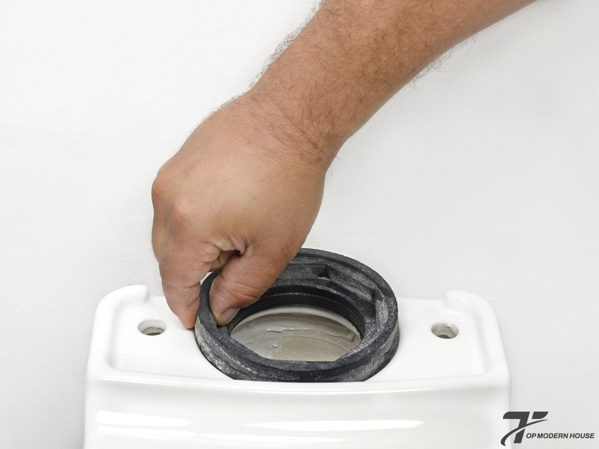 Gioăng cao su rò rỉ khiến nước trong két bị thất thoát liên tục, gây xả yếu hoặc không xả được.