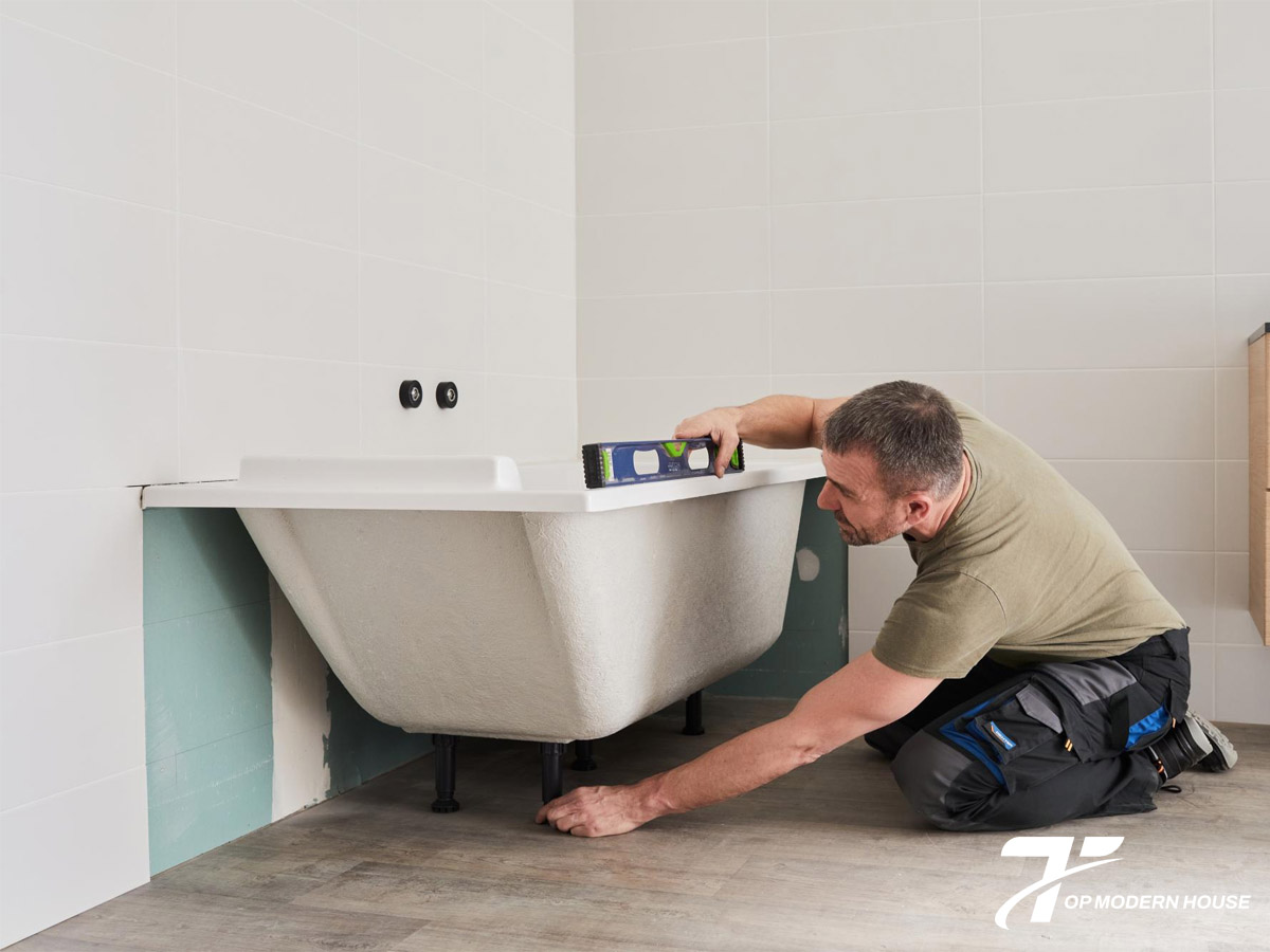 Nên gọi thợ chuyên nghiệp khi lắp đặt bồn tắm có hệ thống massage, xông hơi hoặc khi đường ống và điện cần thi công phức tạp.