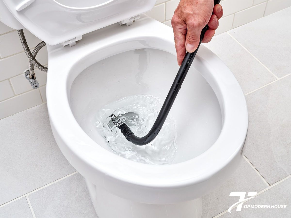 Thuê dịch vụ chuyên nghiệp từ các đơn vị kỹ thuật uy tín giúp xử lý tắc nghẽn nhanh chóng, an toàn và đảm bảo không làm hư hại hệ thống bồn cầu.
