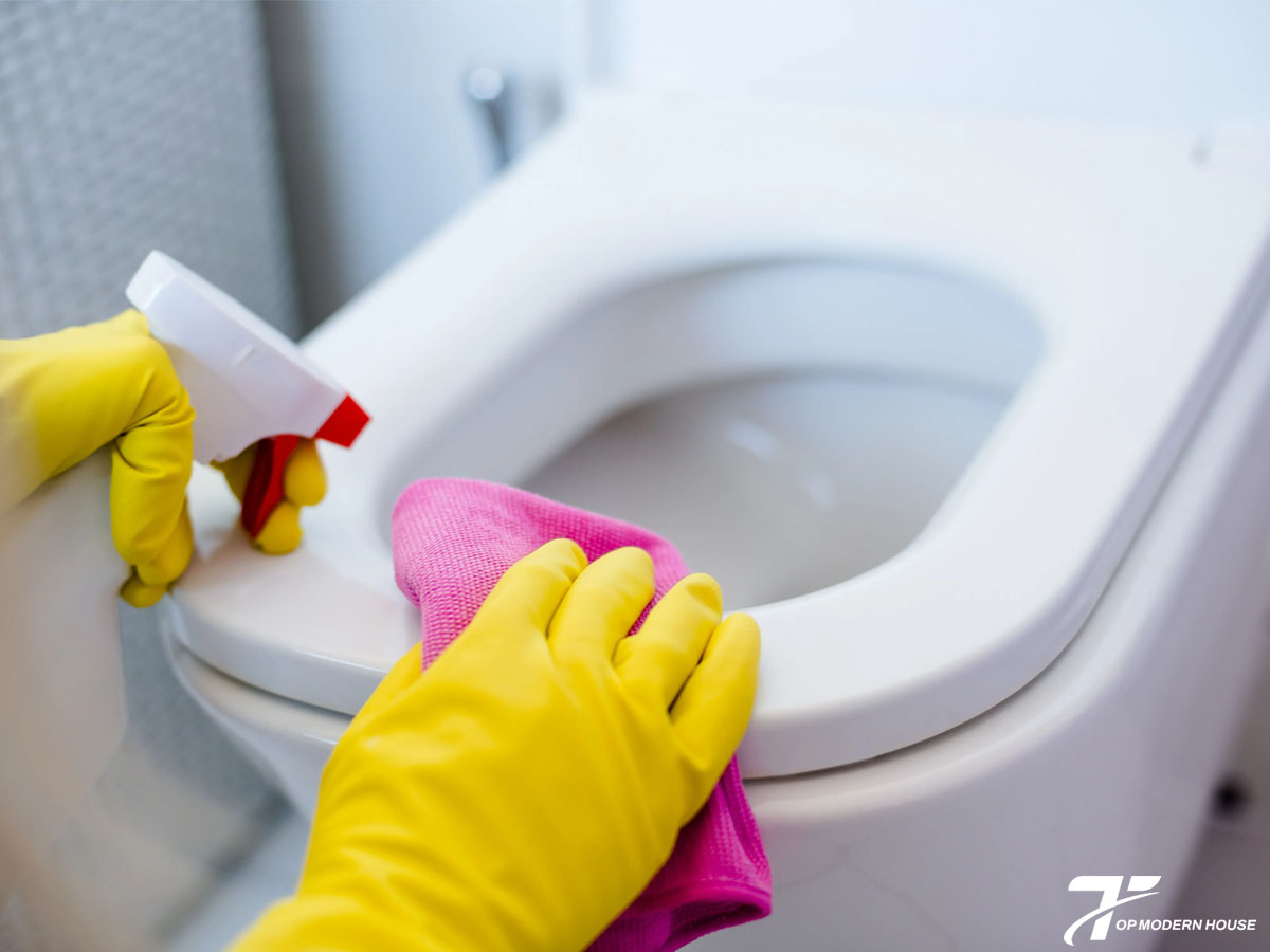 Sử dụng nước tẩy vệ sinh trung tính giúp làm sạch và tẩy trắng bồn cầu bị ố vàng hiệu quả mà không gây hư hại bề mặt.        4.1-mini