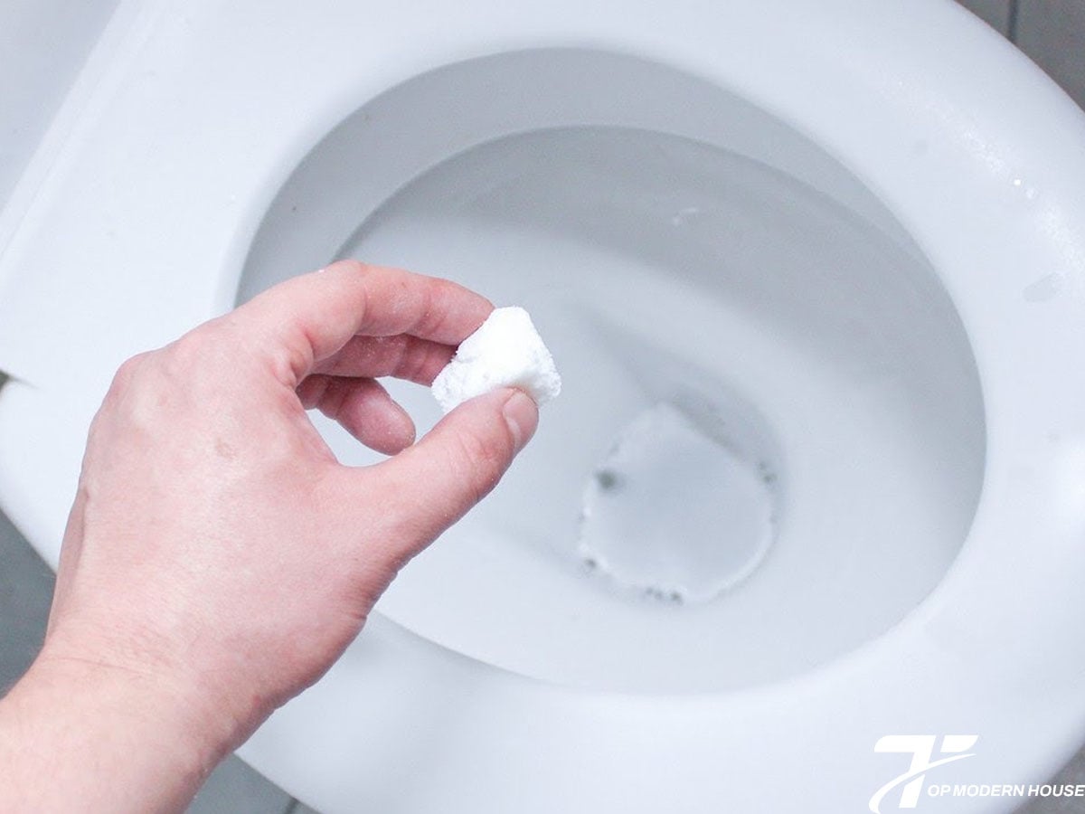 Dùng chế phẩm sinh học giúp khử mùi hôi bồn cầu hiệu quả và an toàn cho hệ thống thoát nước.