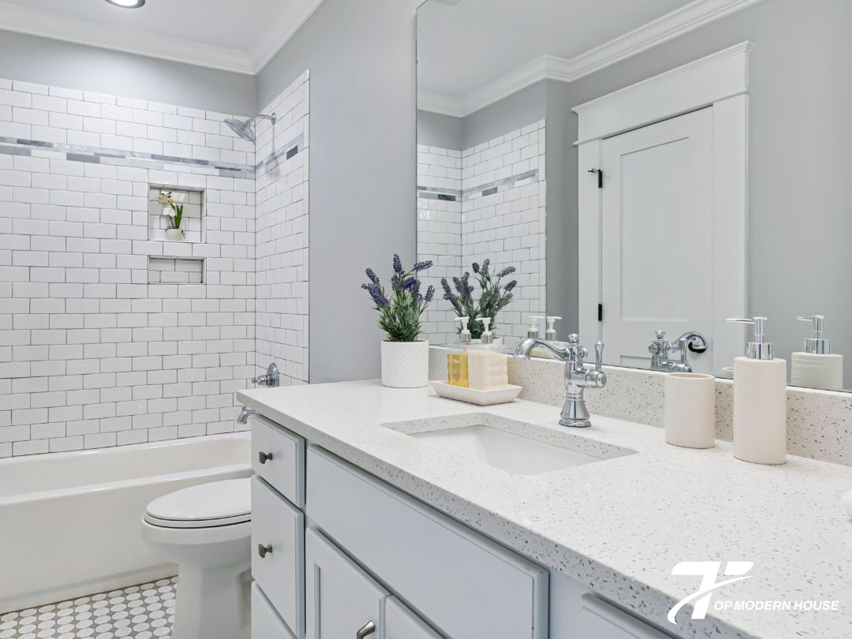 Phòng tắm hiện đại tối giản với bồn rửa âm bàn đá hoa cương, tinh tế và gọn gàng.