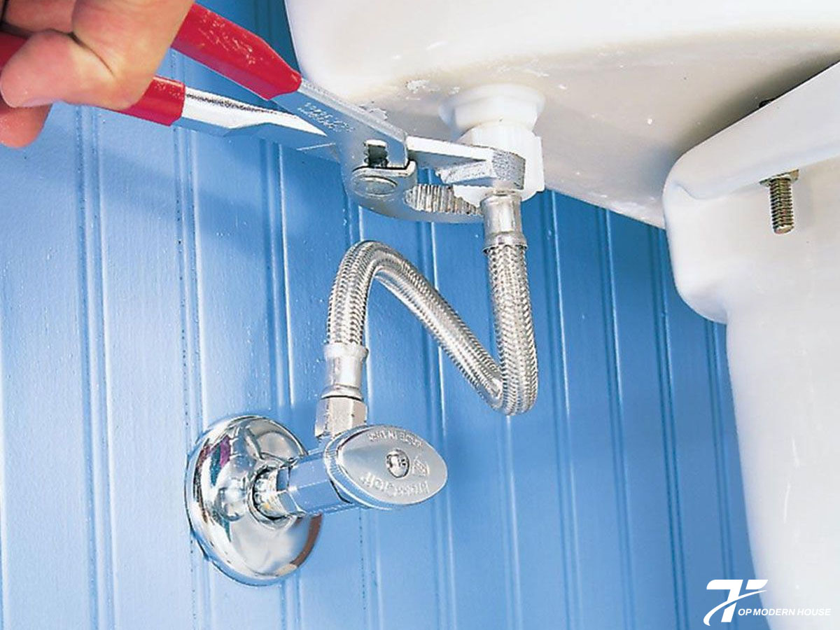 Van khóa nước hỏng khiến nước không cấp vào két, làm bồn cầu không xả được.