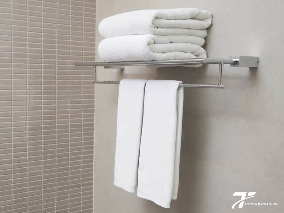 Kệ đựng đồ và móc treo khăn cho người già nên lắp đặt ở vị trí phù hợp, dễ với tới, giúp họ sử dụng thuận tiện và an toàn hơn.