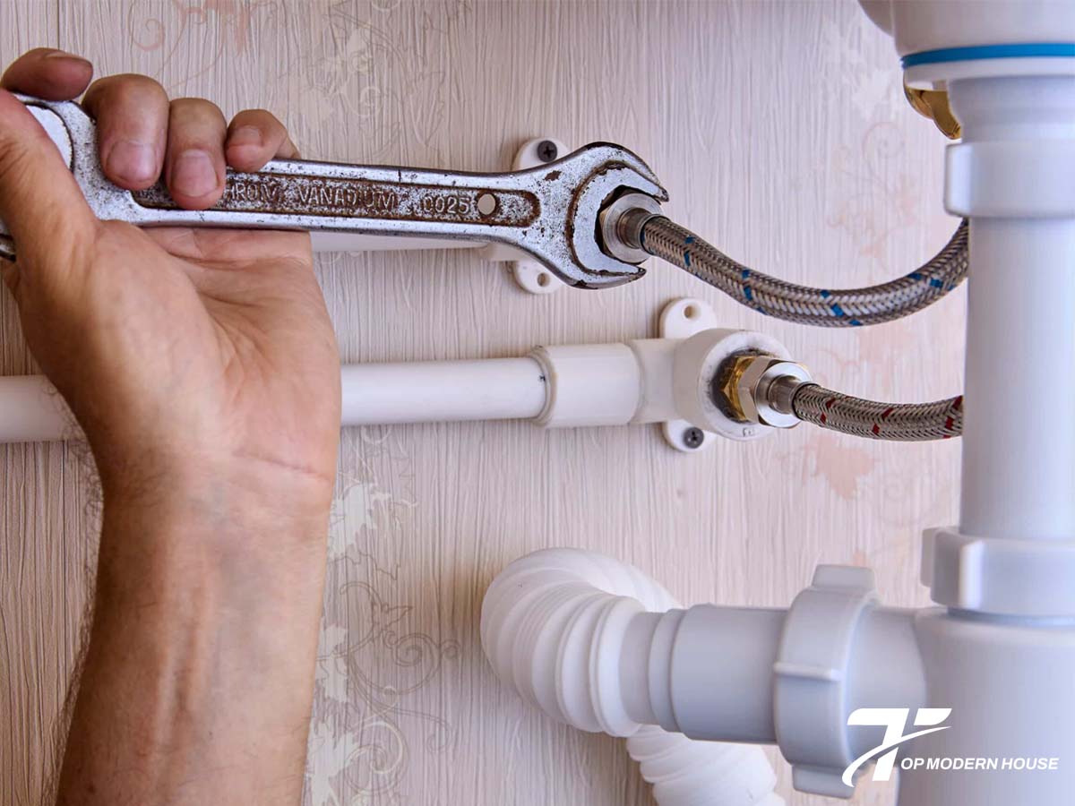 Bước 3: Kết nối dây cấp nước nóng và lạnh đúng chiều