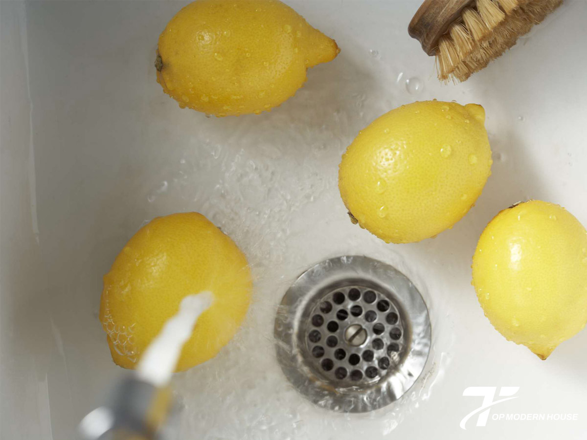 Chanh tươi chứa axit tự nhiên giúp làm sáng bề mặt chậu rửa mặt và khử mùi hiệu quả.