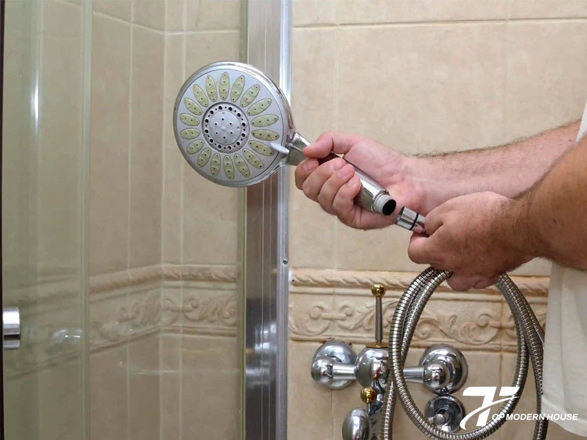 Làm sạch hoặc thay mới đầu sen tắm khi bị bám cặn