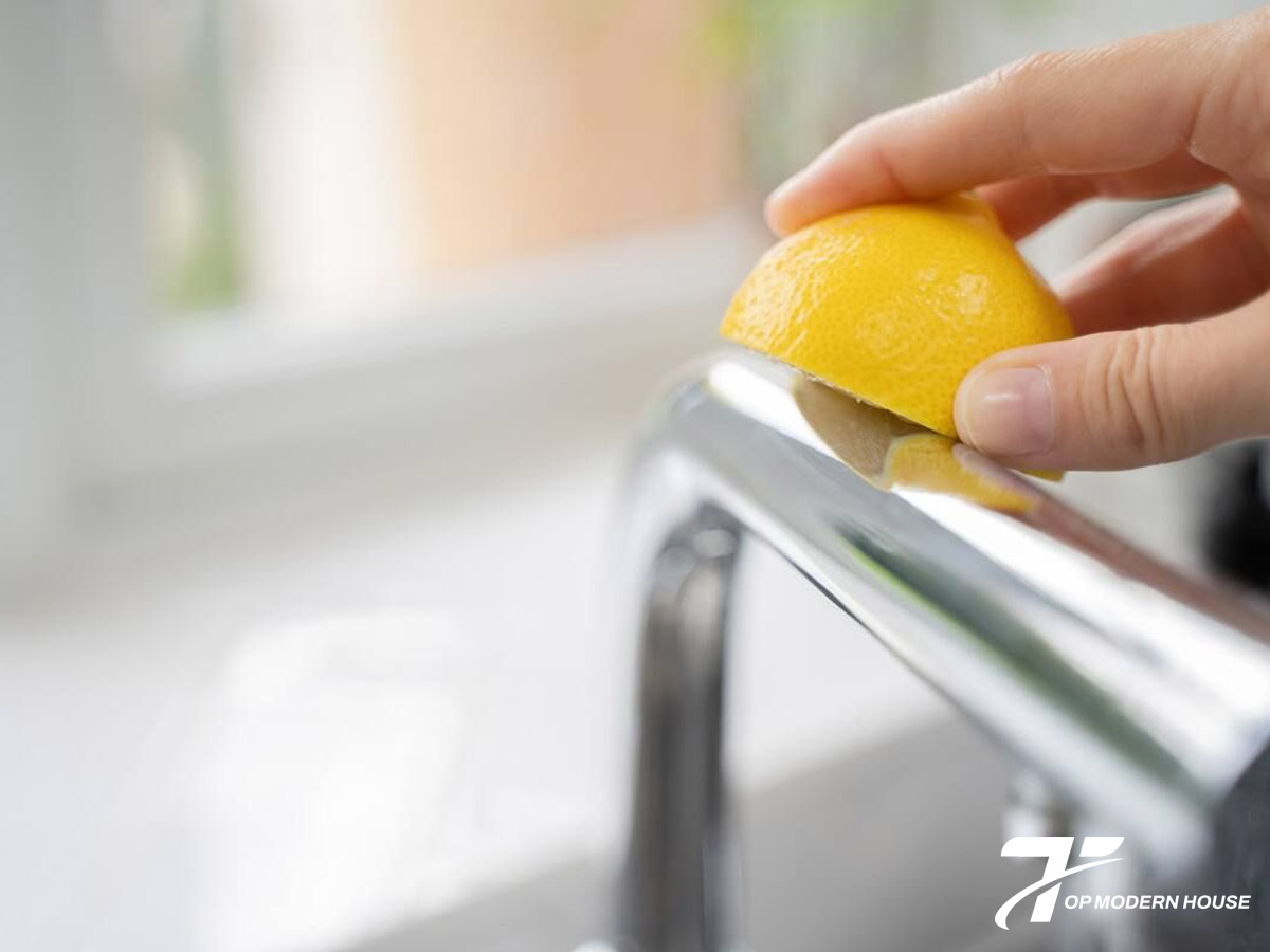 Nước cốt chanh kết hợp giấm tạo dung dịch axit tự nhiên giúp tẩy rửa cặn bám và làm sáng vòi sen hiệu quả.