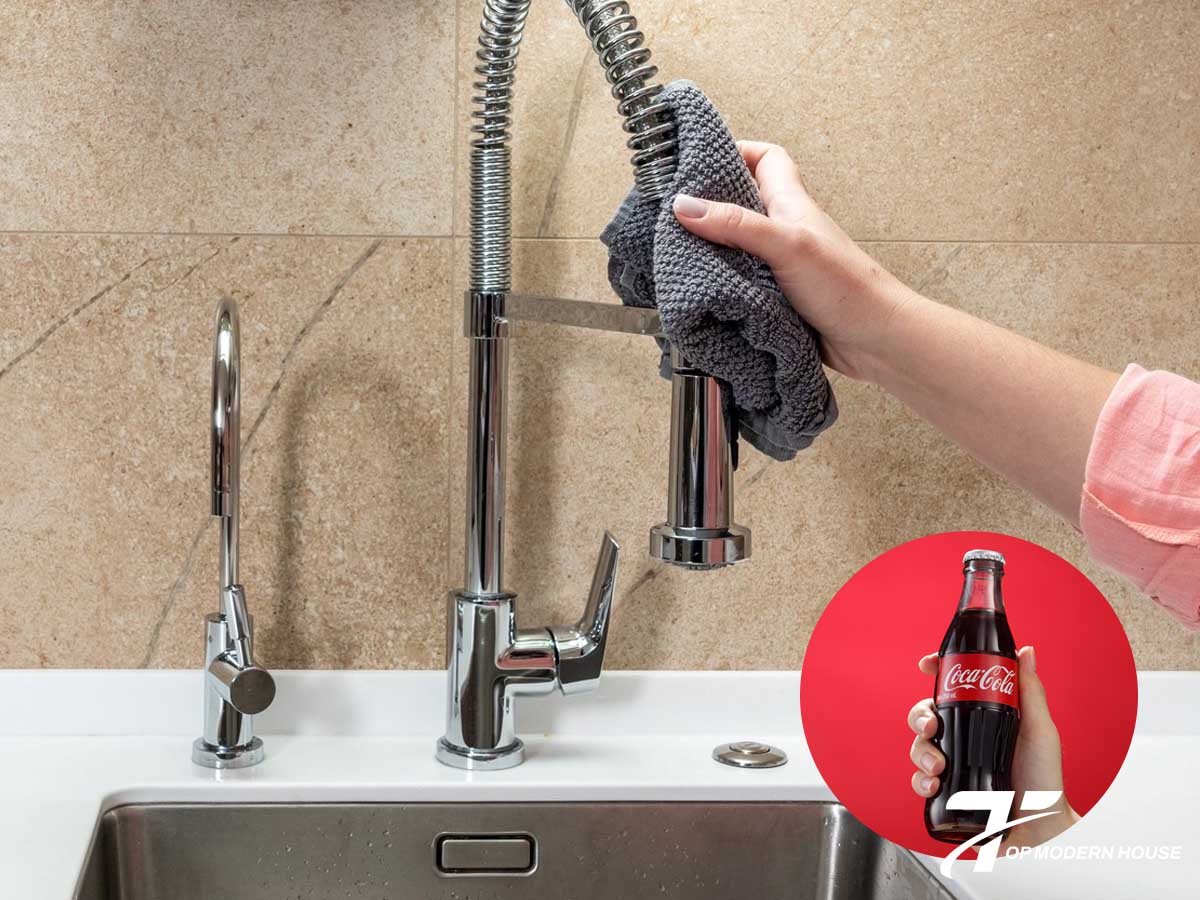Dùng Coca-Cola ngâm hoặc chà giúp đánh bay cặn bám và làm sáng bóng vòi rửa bát.