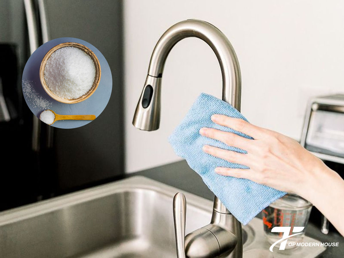 Dùng muối chà nhẹ giúp loại bỏ cặn bẩn và khử mùi hiệu quả cho vòi rửa bát.