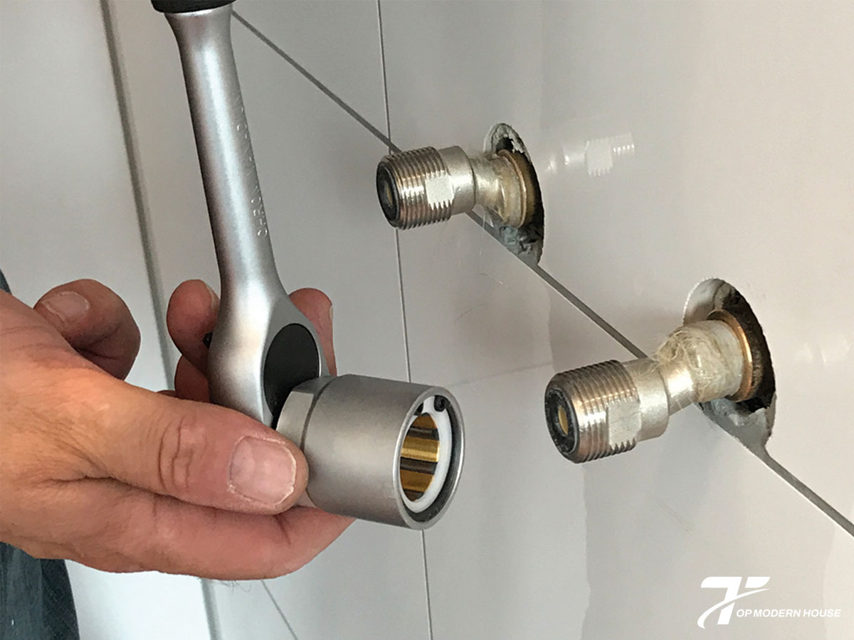 Gắn chân sen vào tường