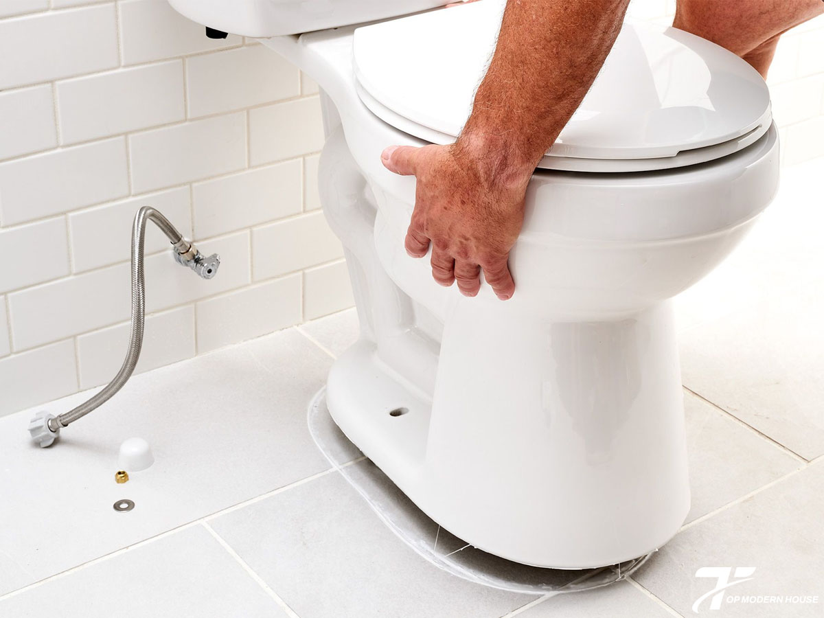 Bồn cầu rút nước chậm do lắp sai cần tháo ra và lắp lại đúng kỹ thuật để đảm bảo thoát nước hiệu quả.