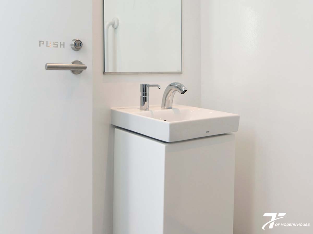 Lavabo tích hợp vòi cảm ứng giúp người già rửa tay dễ dàng, không cần thao tác vặn mở, đảm bảo vệ sinh và an toàn.